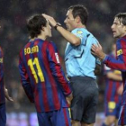 Iniesta, Bojan y Maxwell protestan una infracción señalada por el árbitro.