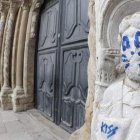 Pintadas en una de las estatuas de la catedral de Santiago de Compostela. LAVANDEIRA