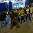 Cientos de inmigrantes desembarcan de un ferry en el puerto de El Pireo, cerca de Atenas, la noche del martes.