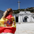 Una joven, envuelta en una bandera en la explanada del Valle de los Caídos. MARISCAL