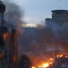 La plaza de la Independencia de Kiev ha amanecido en llamas, este miércoles.