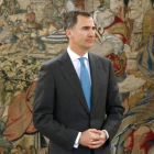Felipe VI aguarda al diputado Aitor Esteban (PNV), en la ronda de consultas para formar Gobierno, en abril del 2016.