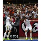 Yeray y Mario Ortiz, dos de los supervivientes del ascenso, lo celebran con la afición. JESÚS