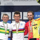 Kwiatkowski, en el podio con el maillot arcoíris, rodeado por Gerrans (plata) y Valverde (bronce).