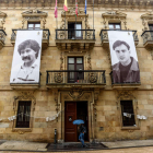 Ayuntamiento de Ermua con fotos de Miguel Ángel Blanco y Sotero Mazo, asesinado por ETA. JAVIER ZORRILLA