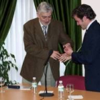Alejandro González recibe la insignia de Peñacorada a manos de A. Gervás