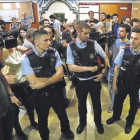 Un grupo de mossos d’esquadra en el instituto Miquel Tarradell, del barrio barcelonés del Raval, ayer.