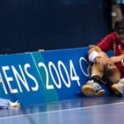 Iker Romero se lamenta en la pista tras la derrota que eliminó a España