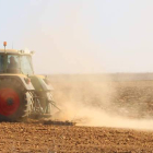 Un agricultor trabaja en la zona de los Oteros.