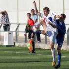 Pablo Castilla, de azul, trata de cortar el avance de un rival.