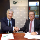 Los directivos de España Duero y Saeca durante la firma. DL
