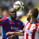Lamine y Arda Turán luchan por el balón.