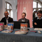 Daniel Rodríguez, Víctor Murias y Carlos Giordano ayer durante la presentación de la guía. A. R.