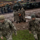 Soldados turcos que participan en la operación que lleva a cabo su país contra los kurdos.