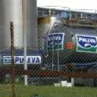 Dos camiones cisterna descargan leche para ser transformada en una industria