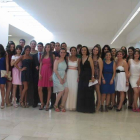 Foto de familia de los 41 nuevos diplomados de enfermería que ayer celebraron su graduación.