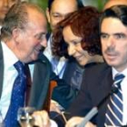 El Rey habla con la ministra Ana Palacio en presencia de Aznar