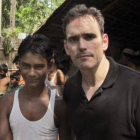 El actor Matt Dillon junto al joven superviviente rohingya Noor Alam, de 17 años, en el campamento de Rakhine, en Myanmar.