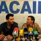 Ignacio Hernández y José Antonio Cartón, dos miembros de Acaip , durante la rueda de prensa
