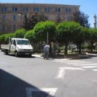 Los operarios ya han comenzado a instalar la nueva señalización en la plaza Obispo Don Marcelo