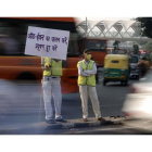 Activistas indios protestan contra la contaminación y piden medidas para reducir la población en el país. RAJAT GUPTA
