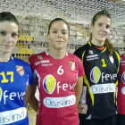 Las jugadoras del Cleba posan con las nuevas camisetas, en las que aparece el logotipo de Drasanvi.