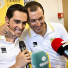 Ivan Basso se apoya en Alberto Contador durante la rueda de prensa en la que ha anunciado que sufre cáncer y abandona el Tour.