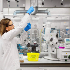 Una investigadora en uno de los laboratorios del CNIO. CNIO