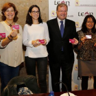 Los representantes de la consuktira, la concejala de Cultura, la directora de Comercio, el alcalde, la presidenta del colectivo y el director de Proconsi