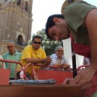 Juan Carlos Fernández comenzó a modelar la base del cántaro pasadas las doce del mediodía.