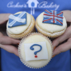 Cupcakes decorados con un interrogante junto a  la bandera de Escocia y la del Reino Unido.