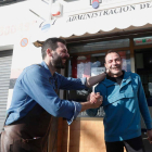 El lotero Enrique García Fernández recibe la felicitación de uno de los vecinos de La Virgen del Camino.