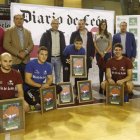 Los campeones de 2016 junto a los responsables de Caja Rural, Ayuntamientos de León y Valdefresno, Federación y Diario de León. JESÚS