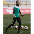 Carlos Morales podría debutar con la elástica de la Cultural frente al Real Madrid Castilla. FERNANDO OTERO