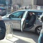 El concejal Joan Coma sube al coche para trasladarse a Madrid, ayer.