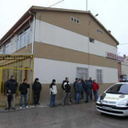 Un grupo de trabajadores impedía ayer por la mañana la entrada a las oficinas de Dehesas.