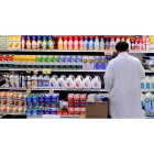 Un reponedor en uno de los lineales de un supermercado. J. LANE