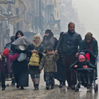 Una familia siria, en las calles de Alepo, la pasada semana.
