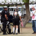 Imagen de un defensor de la nueva ley del estado de Arizona.