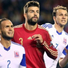 Piqué, entre dos jugadores de Luxemburgo, en el partido jugado en Logroño el 9 de octubre.
