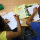 Tarea en casa. Dos niños hacen deberes después del colegio, en Barcelona.