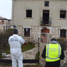 La policia científica investiga las causas del incendio en una casa rural en Tordómar, en el que han perdido la vida seis personas.