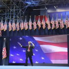 El jefe de campaña de Hillary Clinton, John Podesta, pide a todo el mundo que vuelva a casa mientras continua el recuento de votos en la fiesta electoral organizada por la candidatura demócrata en el Centro de Convenciones Jacob K. Javits de Nueva York (E