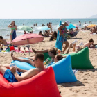 La playa de Castelldefels, el día de la Diada, menos llena que un festivo habitual.