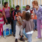 Un grupo de niños saharauis son recibidos por las familias a su llegada el domingo a San Andrés del
