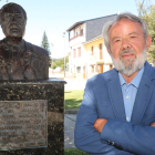 Francisco Fernández Marqués, ayer, junto al busto que tiene en Cubillos. L. DE LA MATA