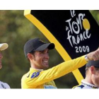 Alberto Contador, escoltado por Andy Schleck (i) y Lance Armstrong (d) en el podio de París.