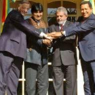 Kircher, Morales, Lula da Silva y Chávez estrechan sus manos en la cumbre de Puerto Iguazú