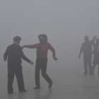 Personas con mascarillas bailan en un parque de Fuyang, el martes 3 de enero.