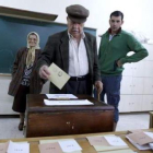 Un hombre vota en el referéndum sobre las emiendas.